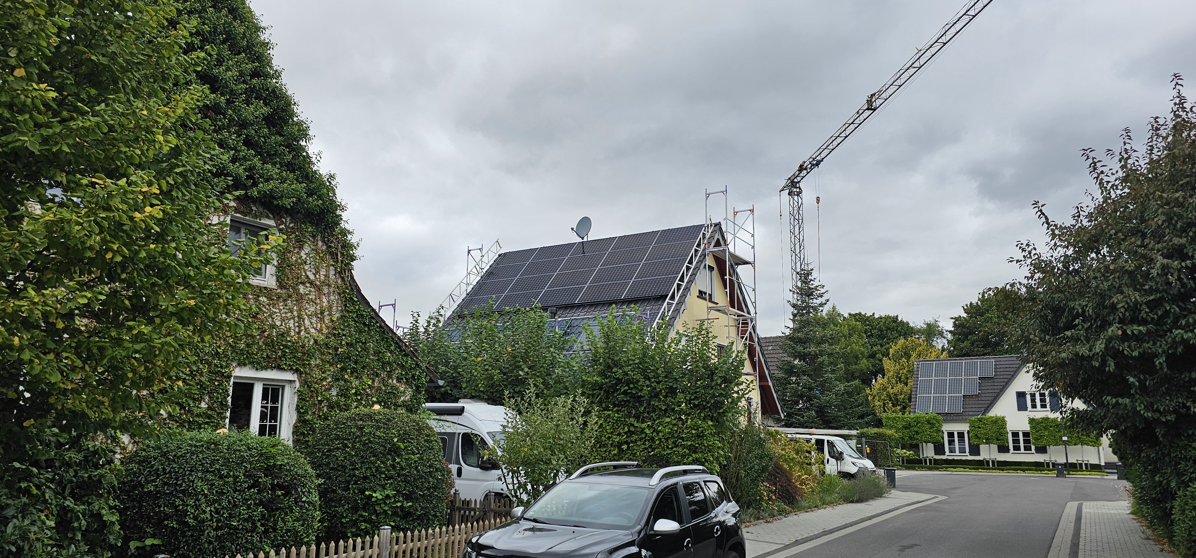 Steildach mit PV-Anlage und Gerüst, Straßensicht